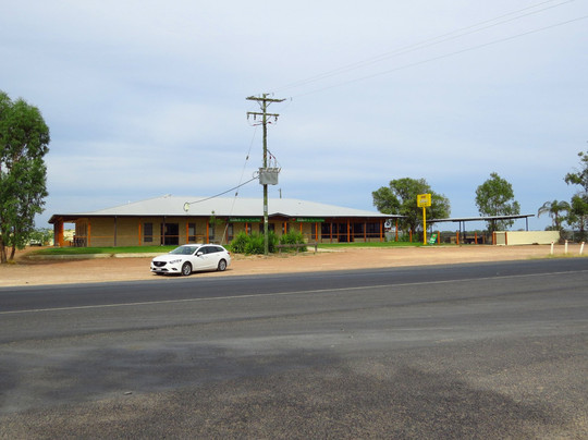 Thallon餐馆和美食-Two Mile Hotel