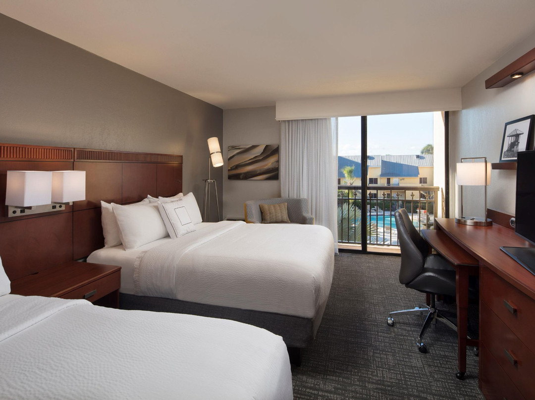 伯恩顿海滩万怡酒店主图