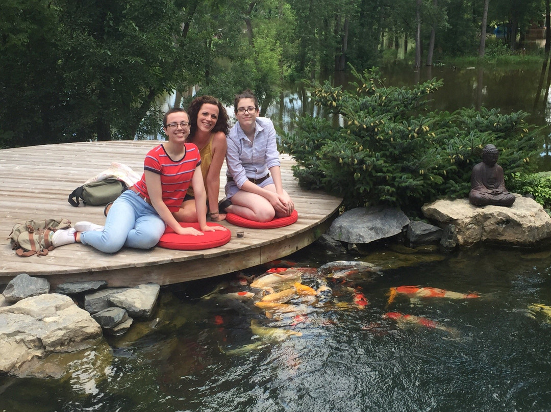 The Koi Whisperer Sanctuary & Japanese Gardens-圣查尔斯必去景点