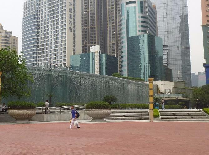广州东站广场水景瀑布-广州市必去景点