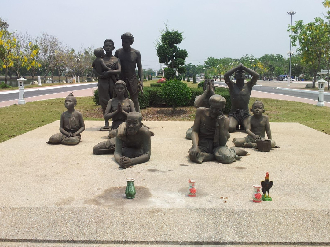 Queen Suriyothai Monument景点图片
