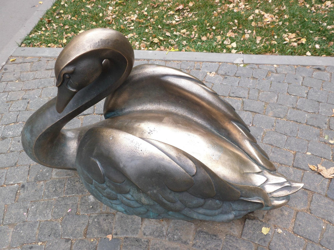 Sculpture Swan Lake-图拉必去景点