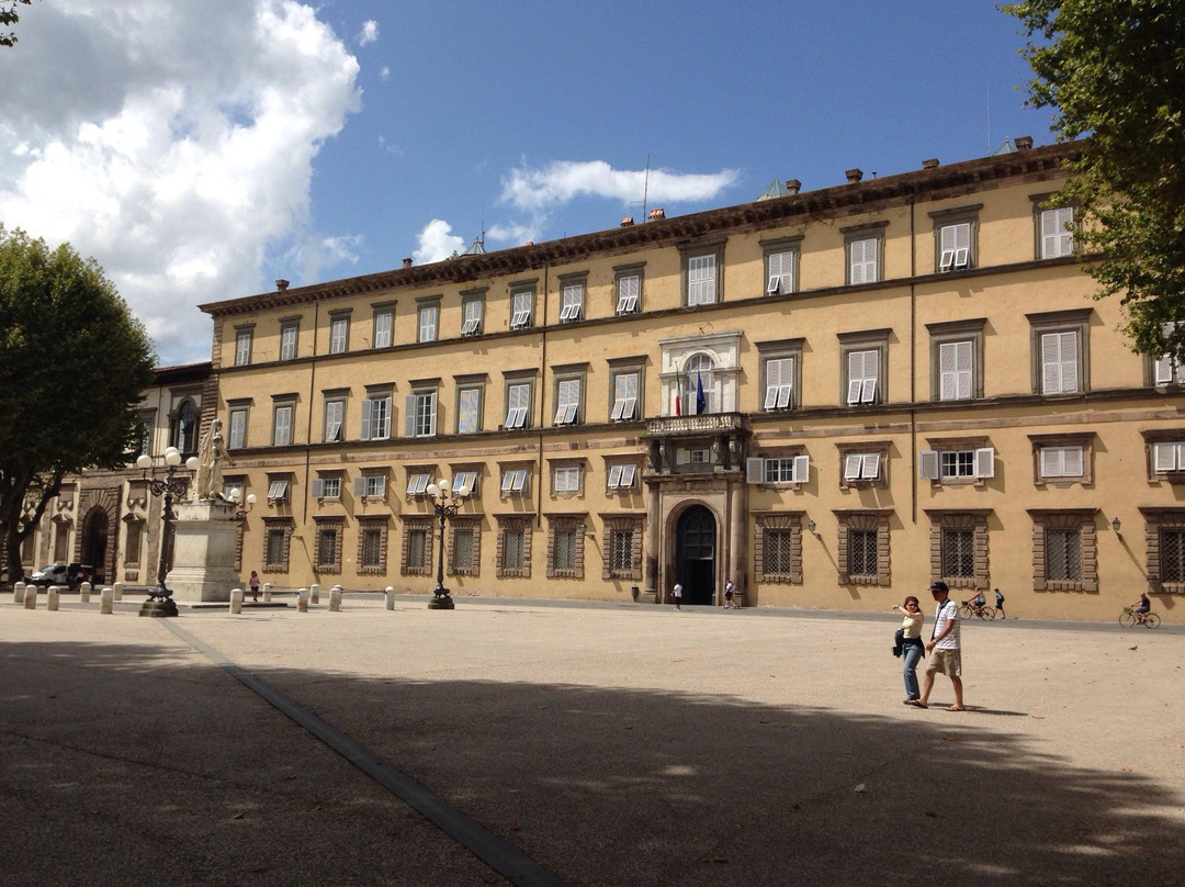 Piazza Napoleone-卢卡必去景点