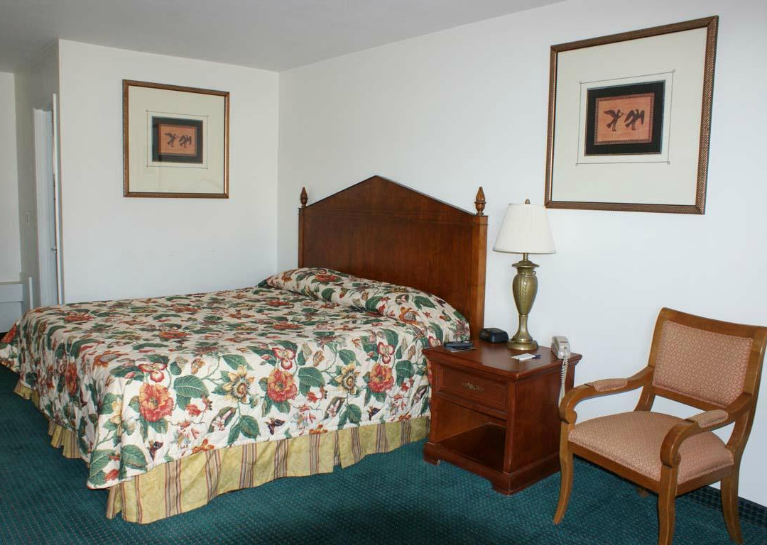 Hwy. Express Inn & Suites