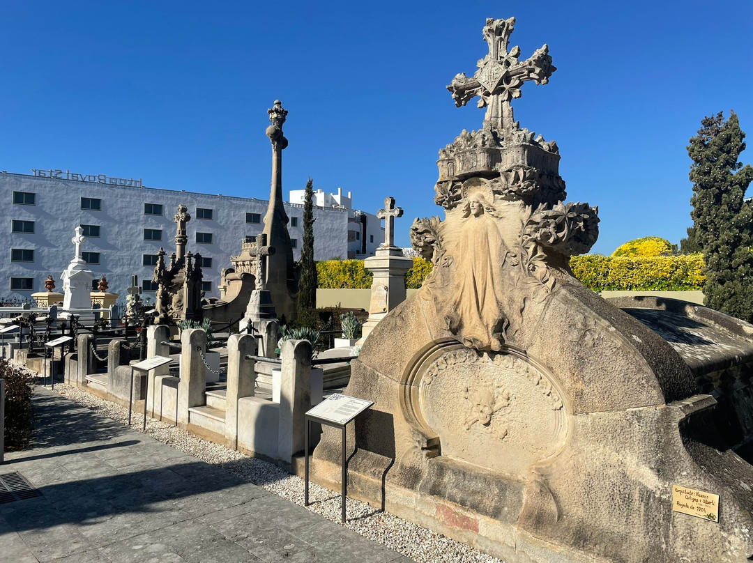 Modernist Cemetery景点图片