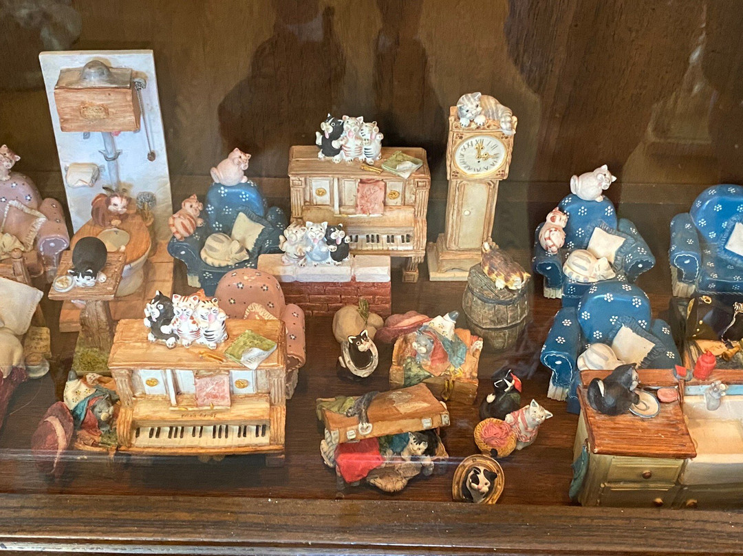 Redner's Rescued Cat Figurine Mewseum-Menomonee Falls必去景点