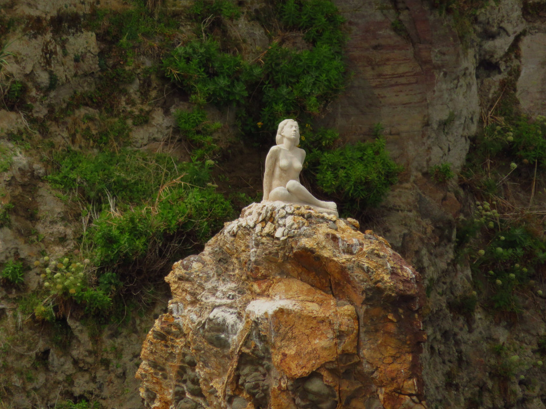 Statua Della Sirenetta Davanti Al Porto Di Levante景点图片