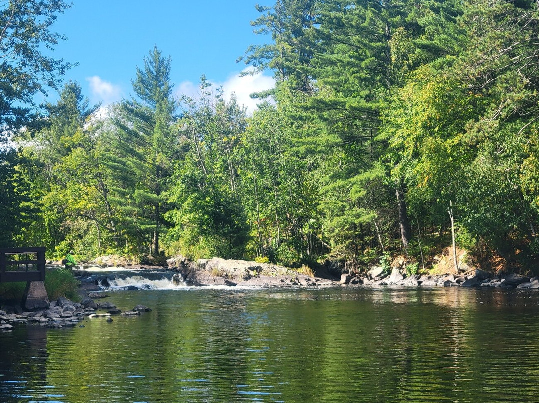 Lake of the Falls Country Park景点图片