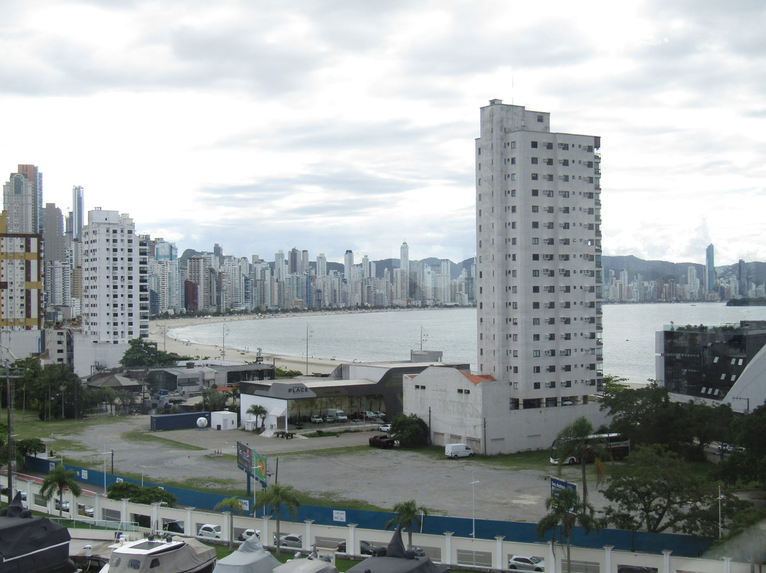 Passarela Estaiada da Barra-康泊琉海水浴场必去景点