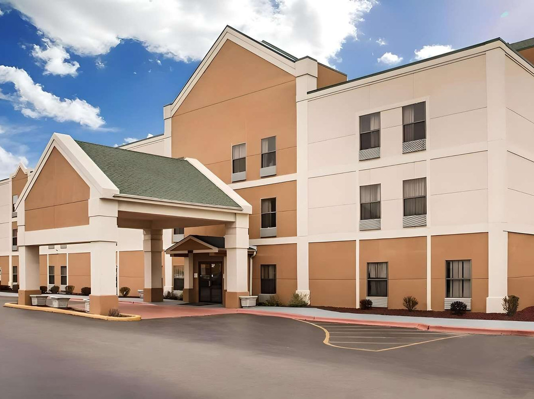 Days Inn & Suites by Wyndham Harvey / Chicago Southland