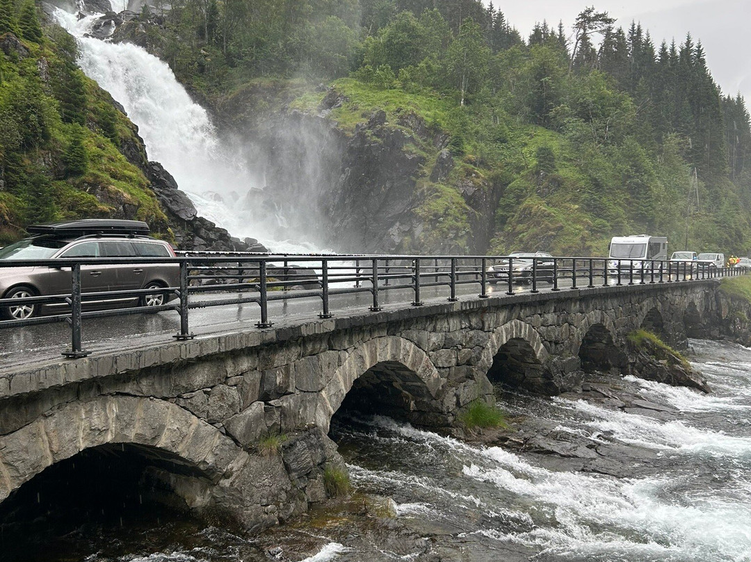 Låtefossen Waterfall-Skare必去景点