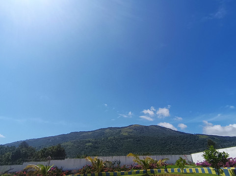 Tuskers Hill by Poppys Anaikatti主图