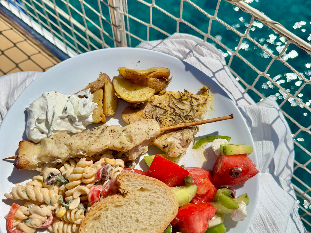 Regaki Boat Trips-帕罗奇亚必去景点