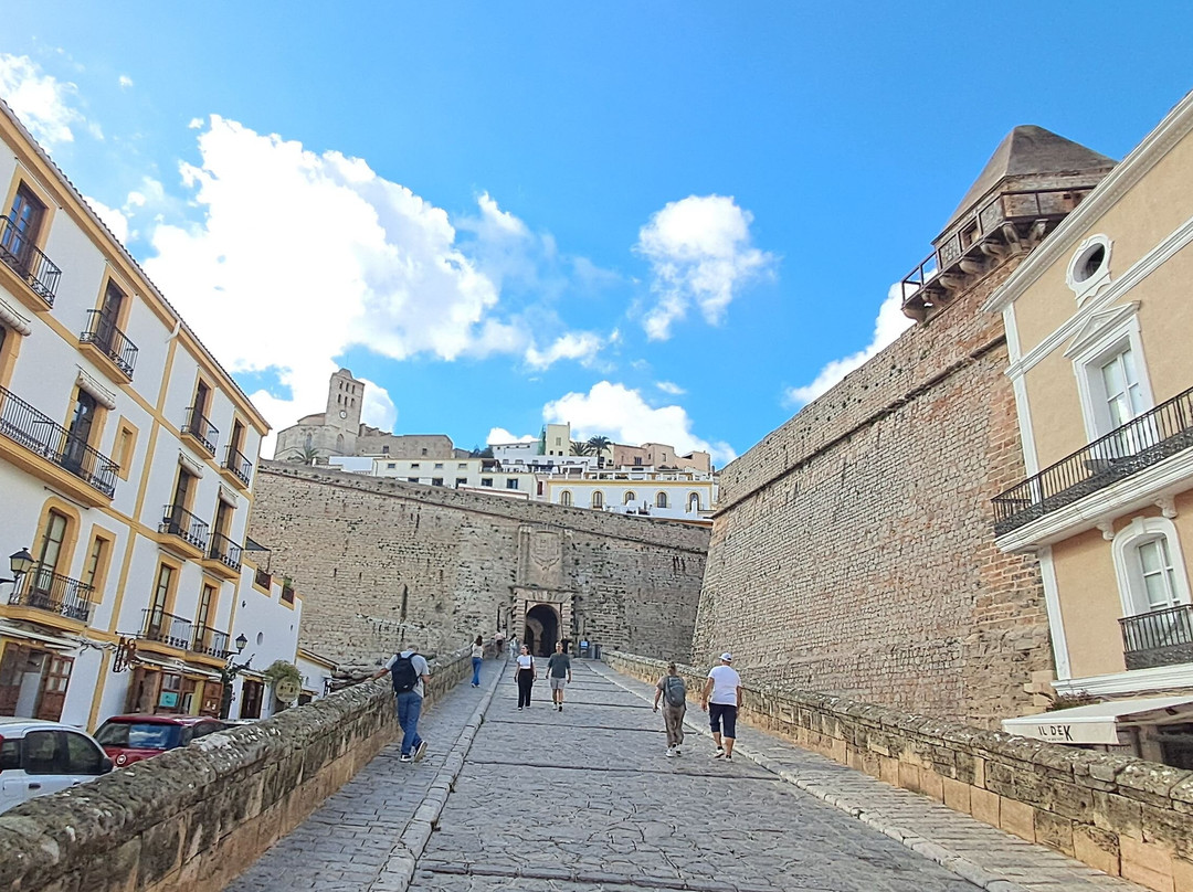 Porta de Ses Taules and Plaça d'Armes-伊维萨城区必去景点