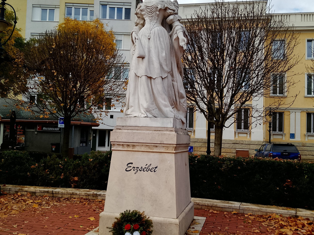 The Statue of Queen Elizabeth-Nagykanizsa必去景点
