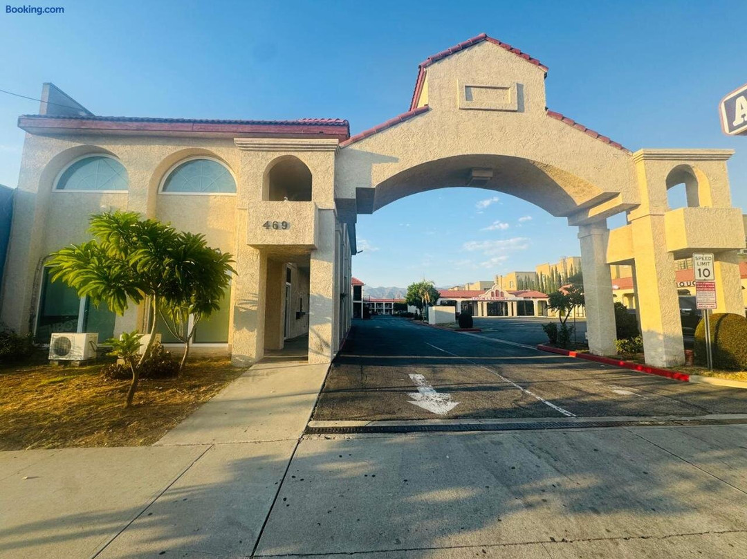 Casa Blanca Hotel & Suites