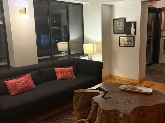 Hunter Lodge, a Bluebird by Lark主图