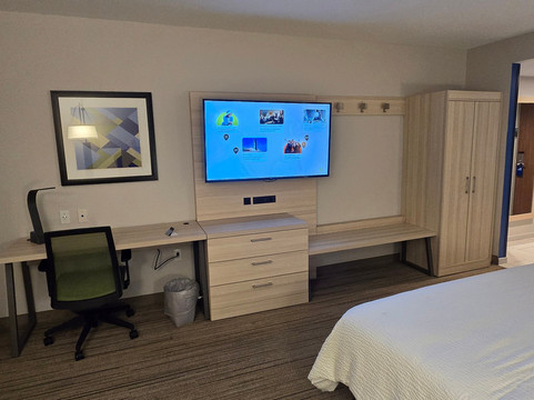 斯丹顿智选假日套房酒店主图