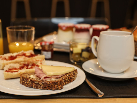 拉戛纳堡酒店主图