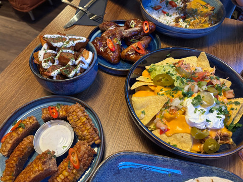 Common Bar & Kitchen