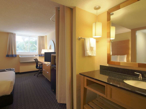 迪尔菲尔德海滩I-95拉昆塔温德姆套房酒店