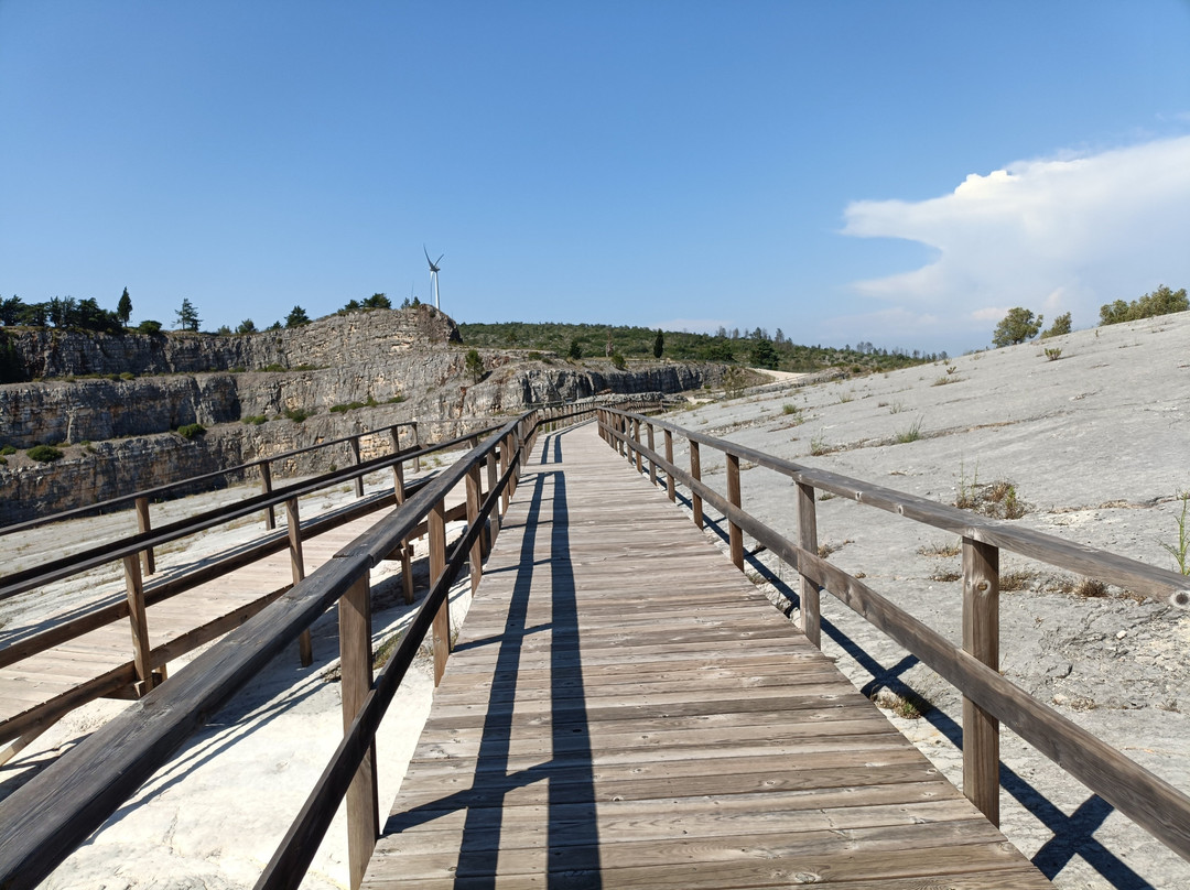 Natural Monument of the Dinosaur Footprints-Ourem必去景点