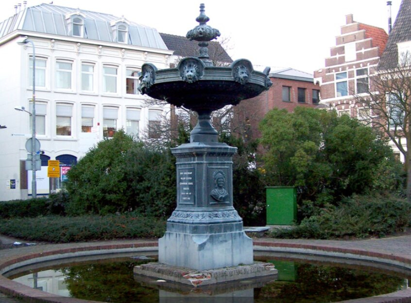 Fountain in Commemoration of Elisabeth Wolff and Agatha Deken景点图片