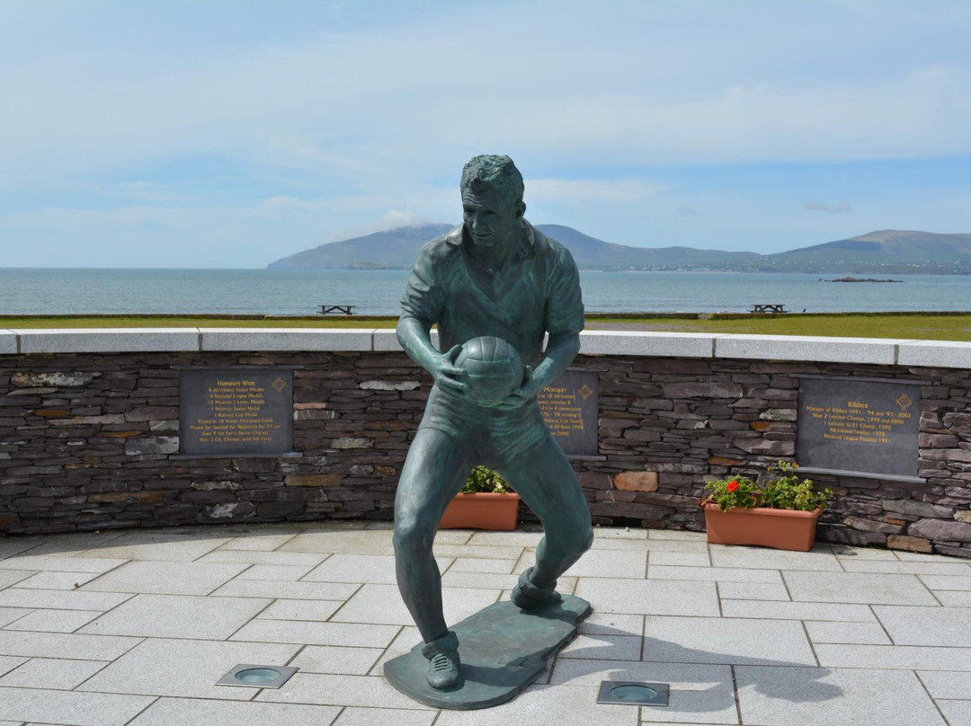 Waterville旅游景点-Mick O'Dwyer Statue