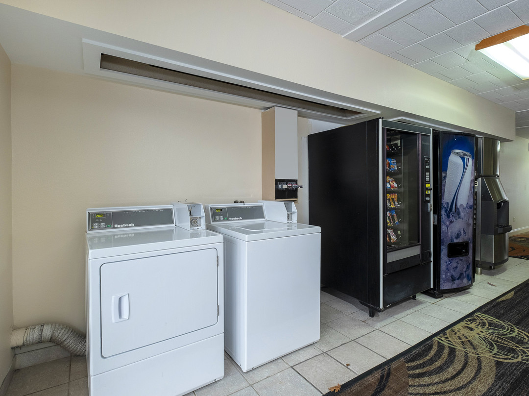Red Roof Inn & Suites Hazleton主图