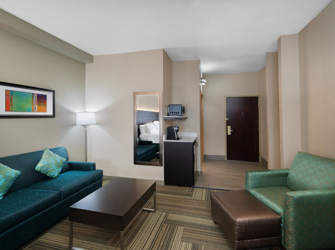 阿什兰快捷假日套房酒店主图