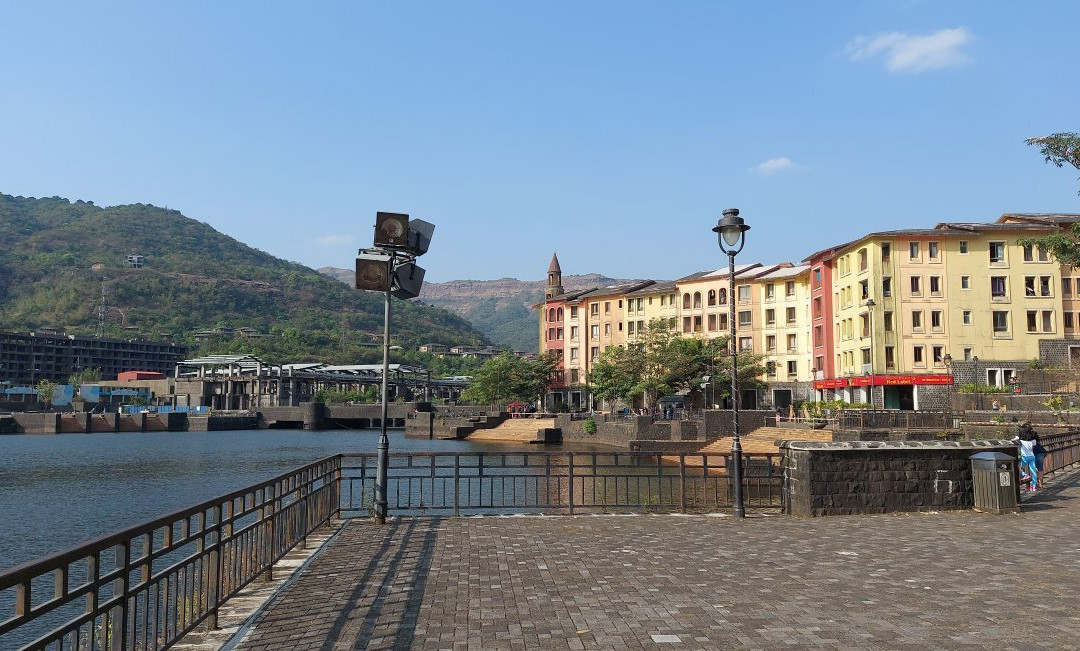 Lakeside Promenade景点图片