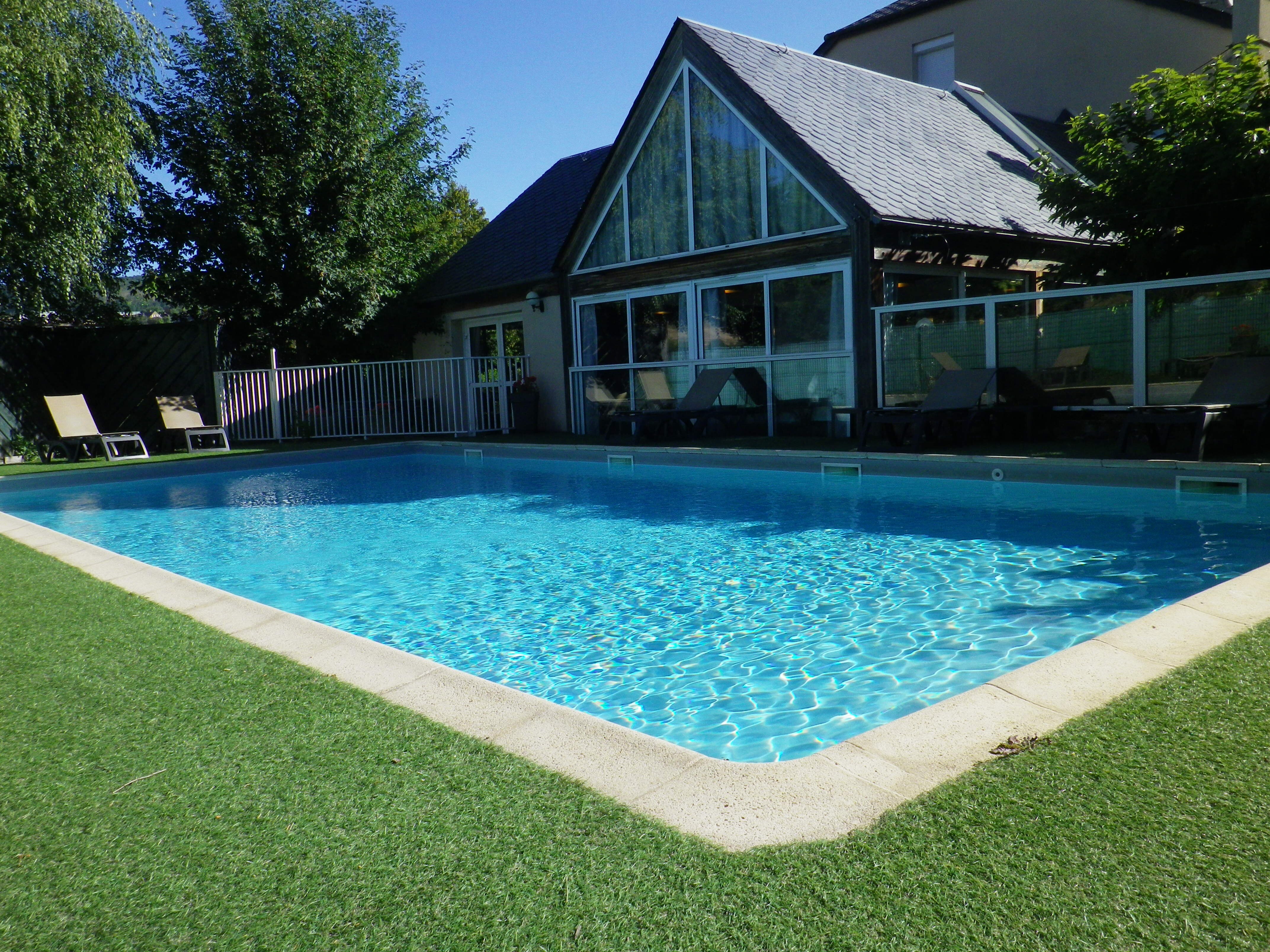 Brit Hotel Confort Deltour Mende-泳池