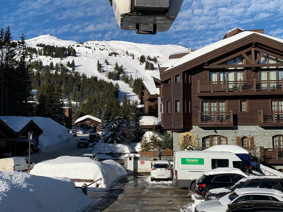 高雪维尔雪峰酒店主图