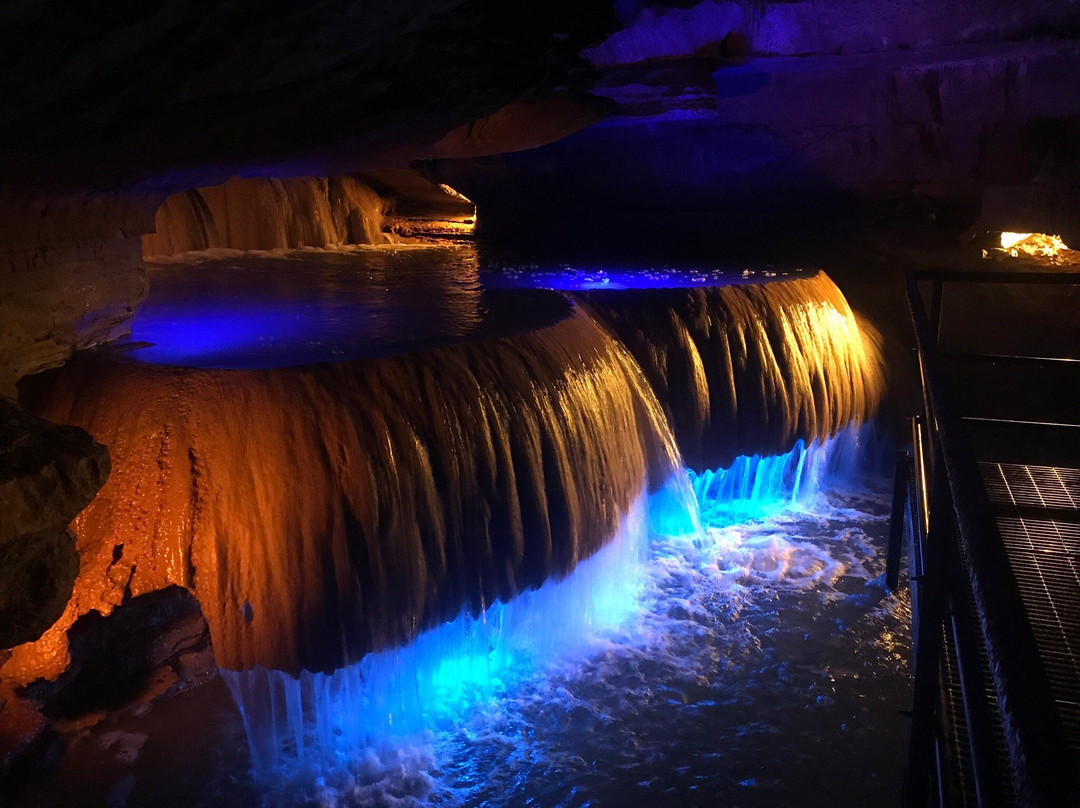 Guston旅游景点-Squire Boone Caverns