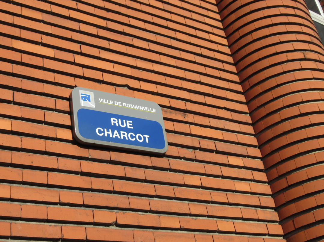 Haut-relief signalant de l'entrée des filles représentant une écolière-Romainville必去景点