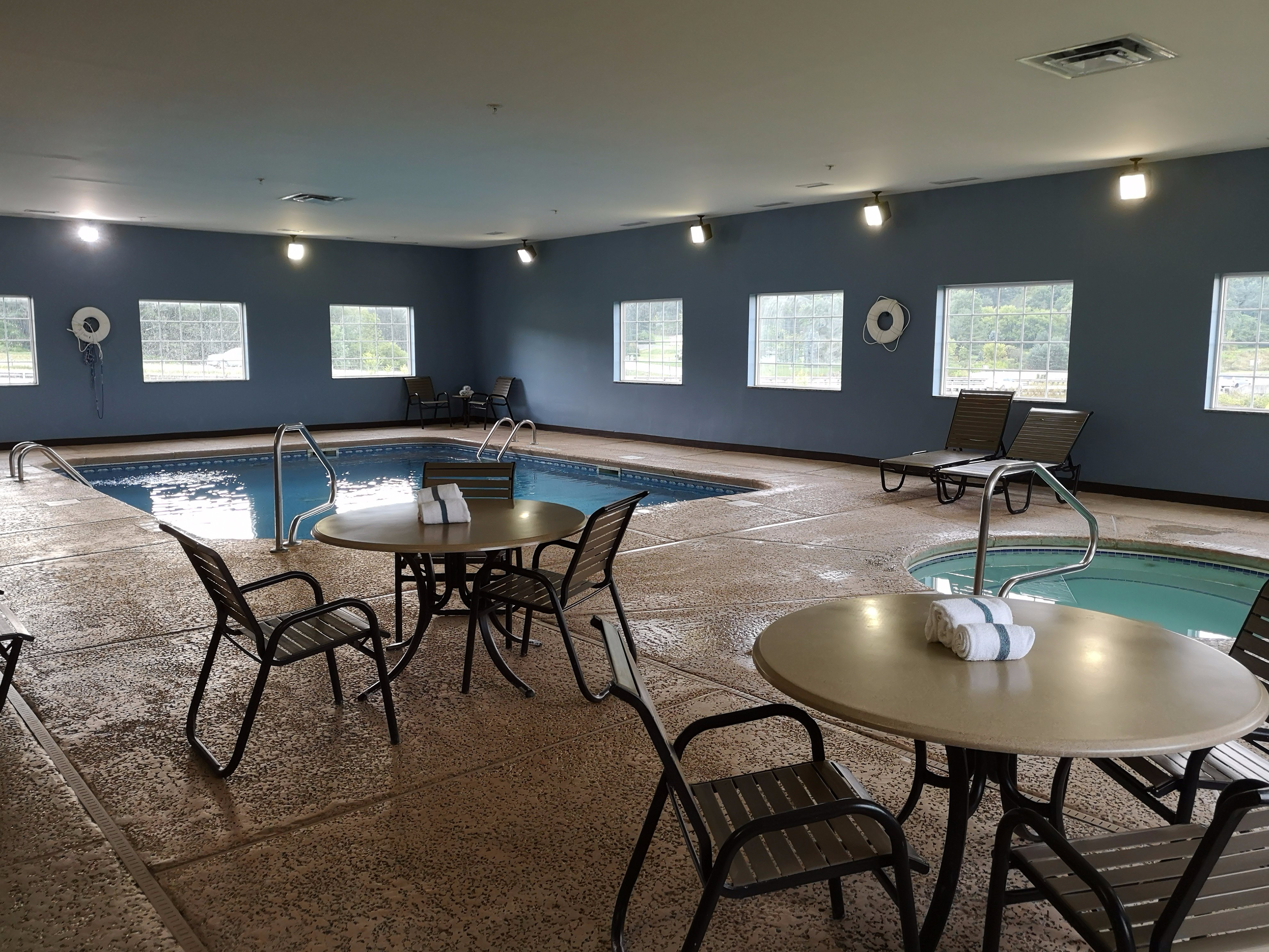 Microtel Inn & Suites by Wyndham Mansfield-泳池
