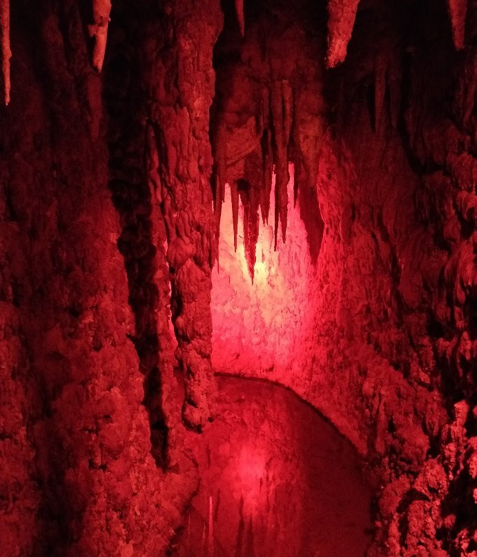 Hell-Fire Caves景点图片