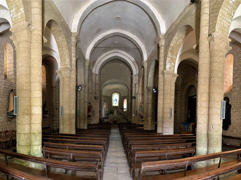 Eglise Notre-Dame-Bouresse必去景点