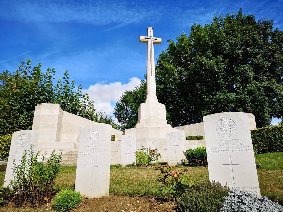 Authuille Military Cemetery景点图片