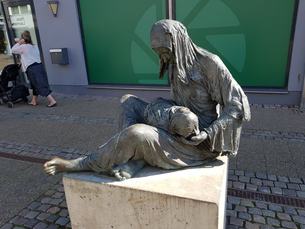 Madonna Sculpture - Christian Lemmerz-霍尔森斯必去景点