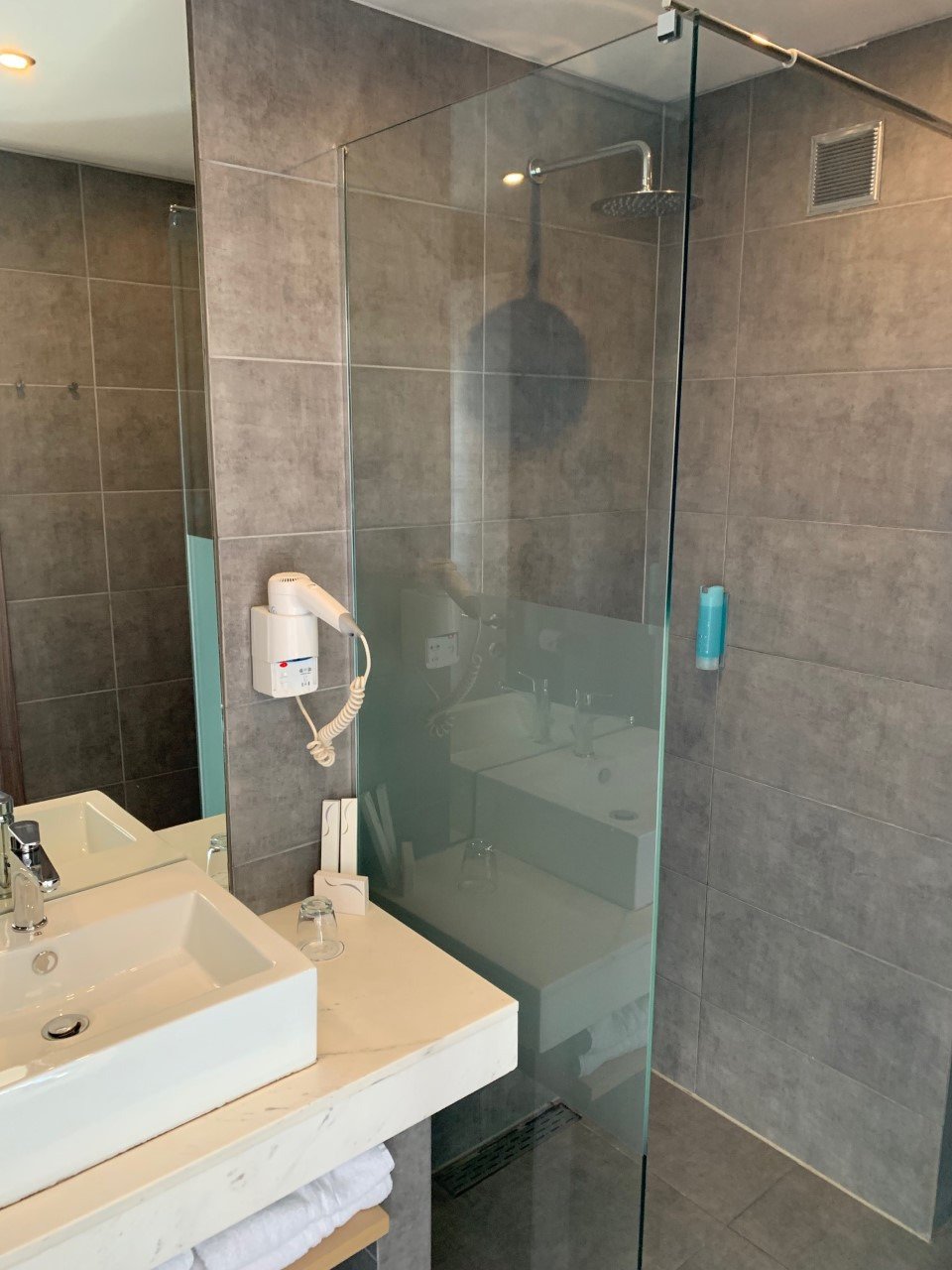 White Luxury Rooms-浴室