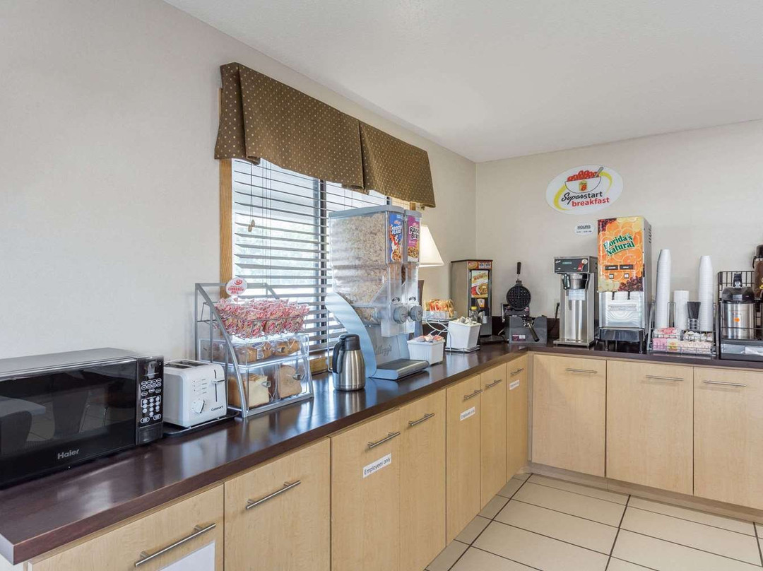 Super 8 by Wyndham Danville VA主图