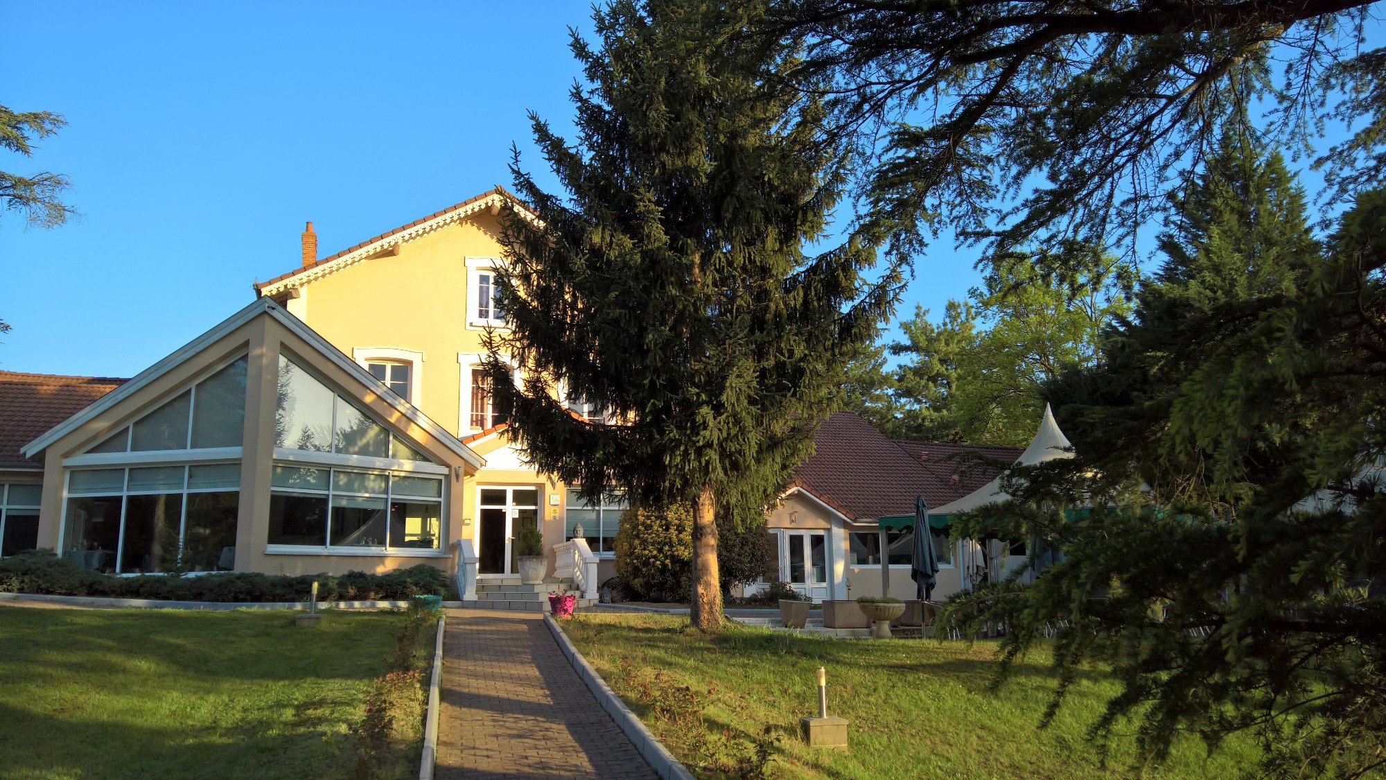 Logis Hôtel les Cèdres Bleus-浴室