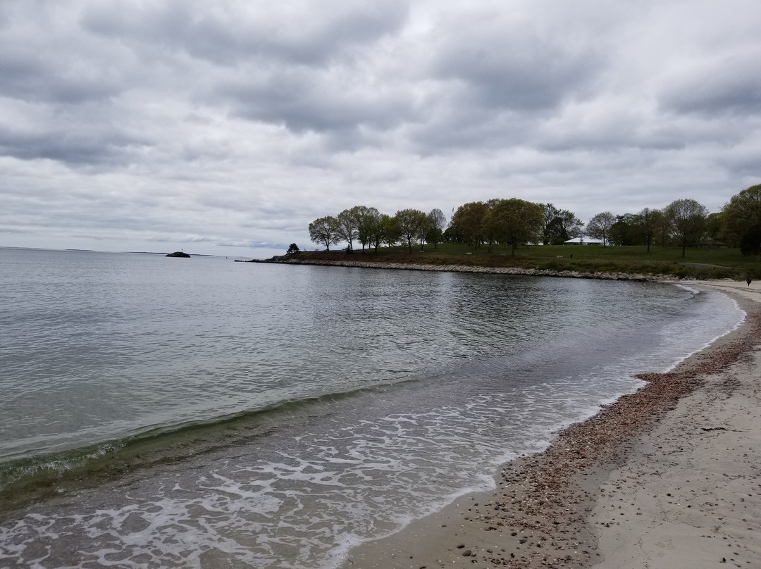 Hole-in-the-Wall Beach-East Lyme必去景点