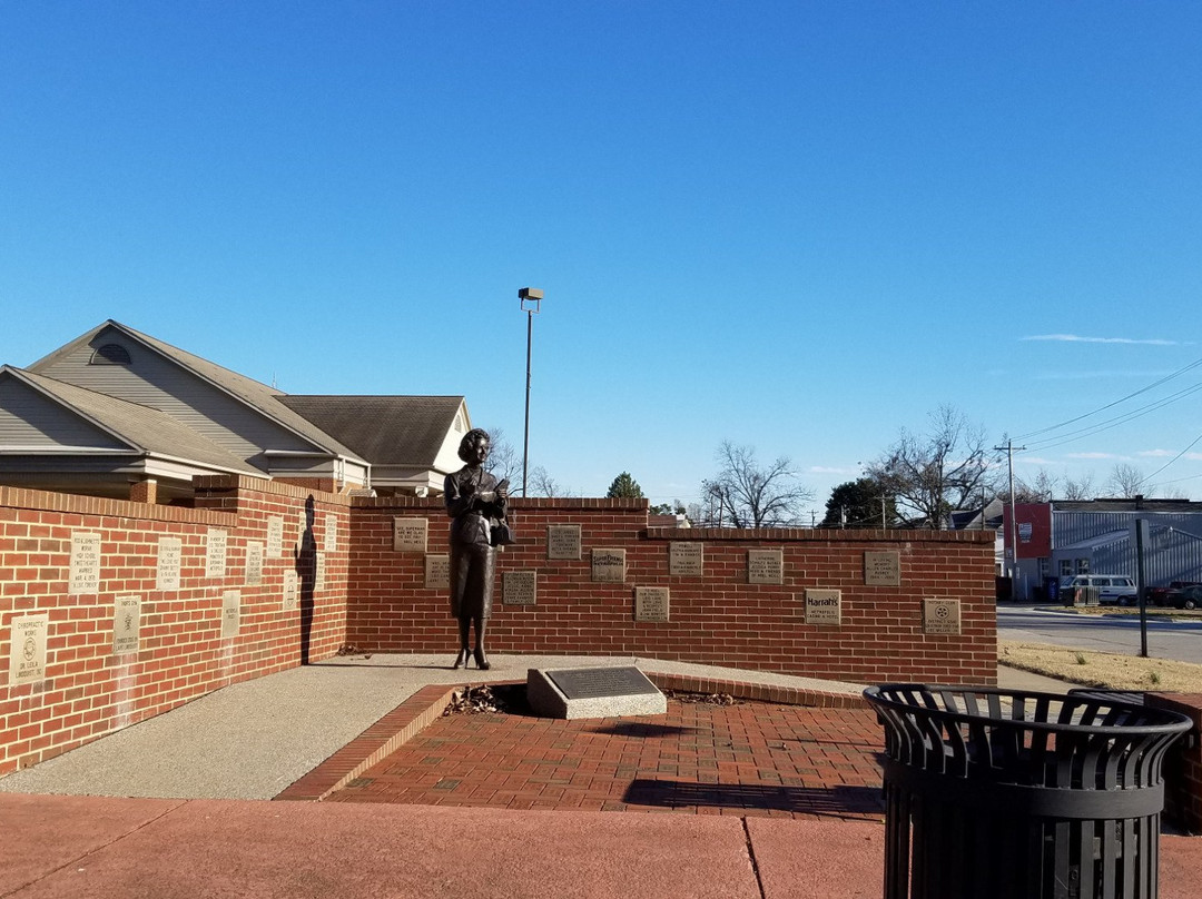 Noel Neill statue-Metropolis必去景点