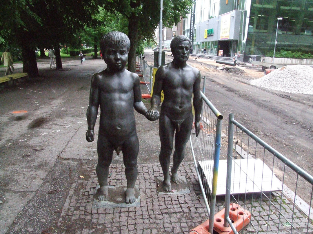 Father and Son Sculpture-塔尔图必去景点