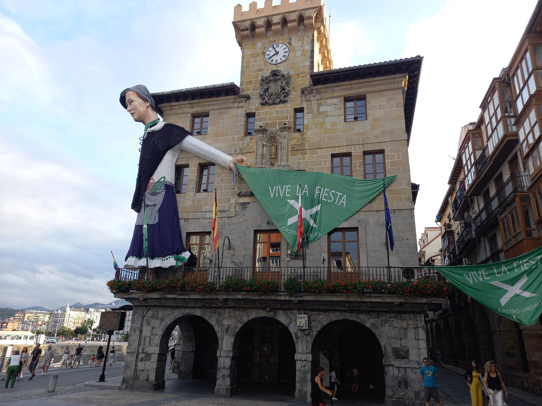 Plaza Del Ayuntamiento-Castro Urdiales必去景点
