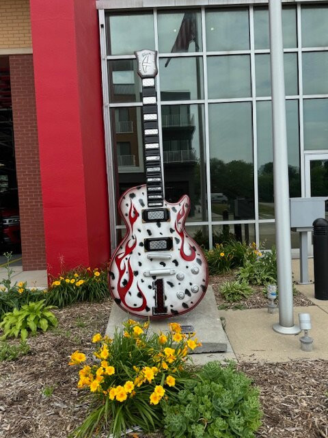 Waukesha GuitarTown Murals & Guitars-沃基肖必去景点