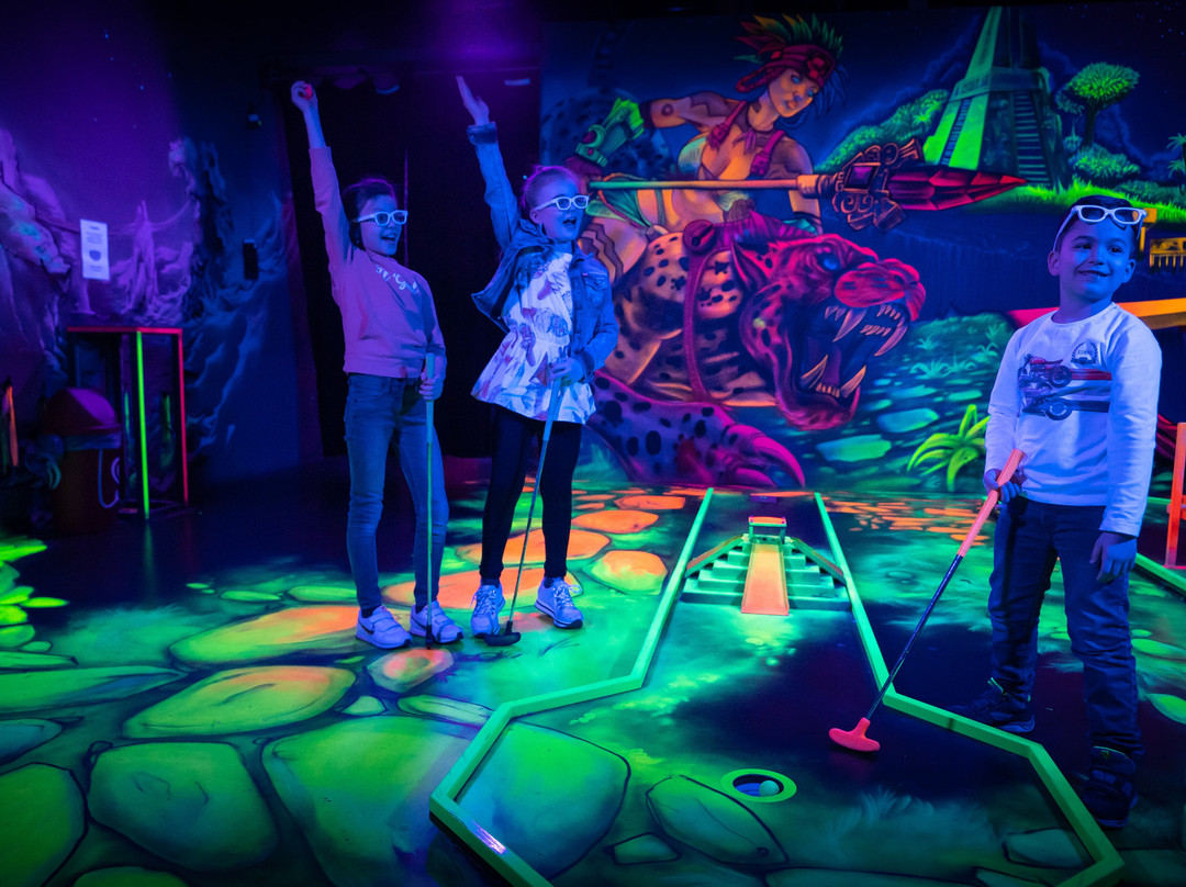 Glowzone 3D Schwarzlicht Minigolf Bielefeld-比勒费尔德必去景点