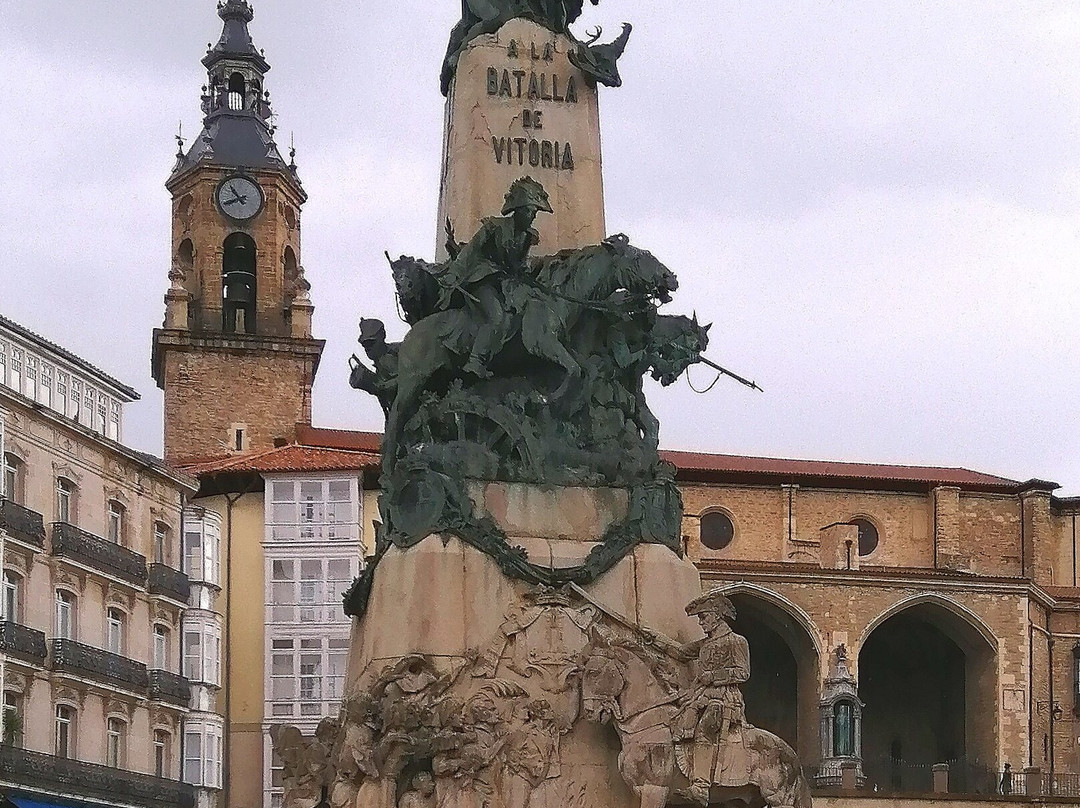 Plaza de la Virgen Blanca景点图片